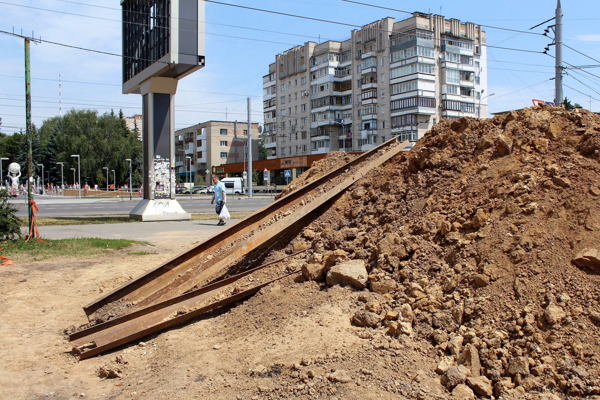 Купа землі, яка висотою в дорослу людину. Тут раніше були два магазини, що демонтували. Банер незабаром також приберуть