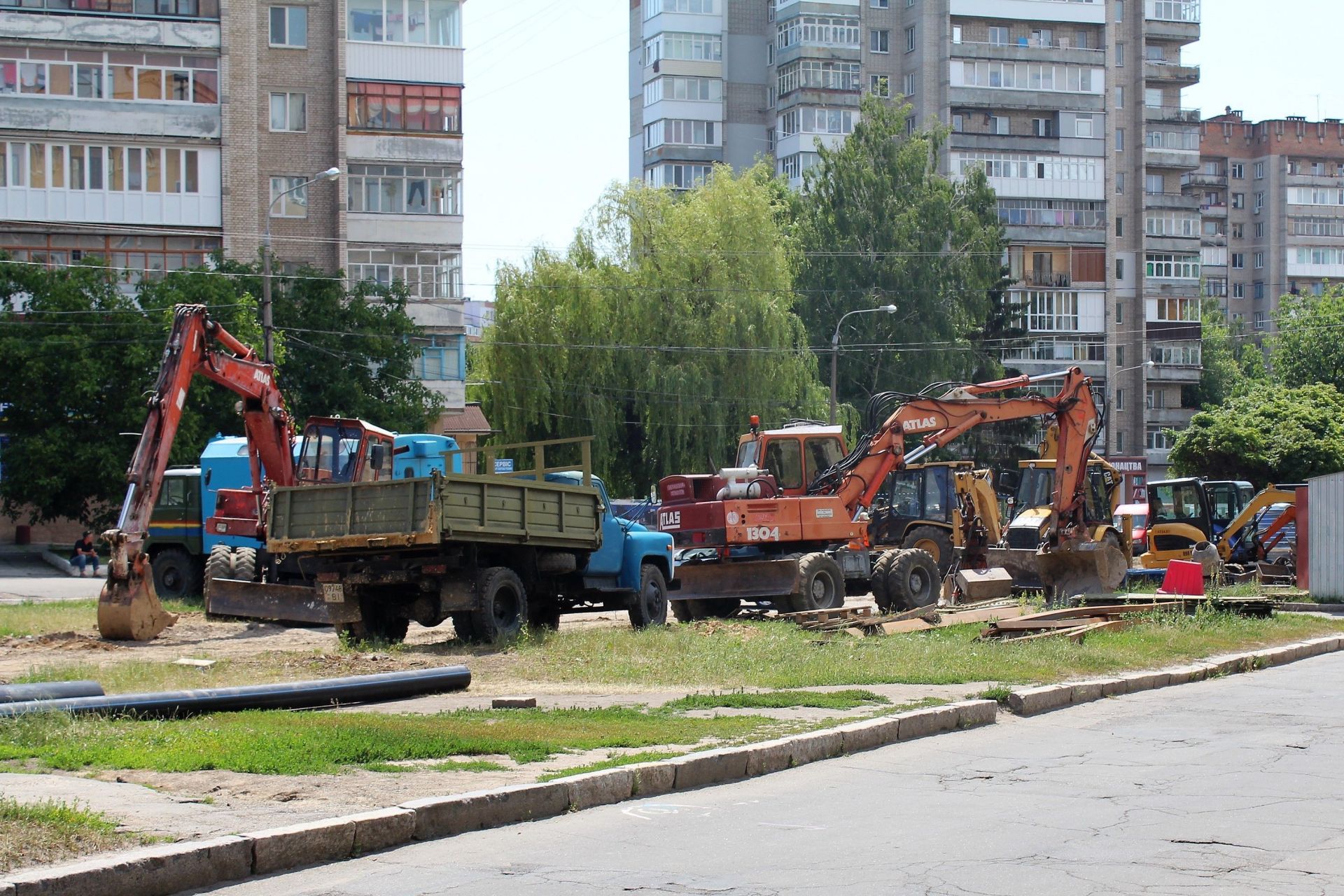 Ближче до середини цієї черги стоїть купа техніки. Будівельників в цей спекотний день не багато