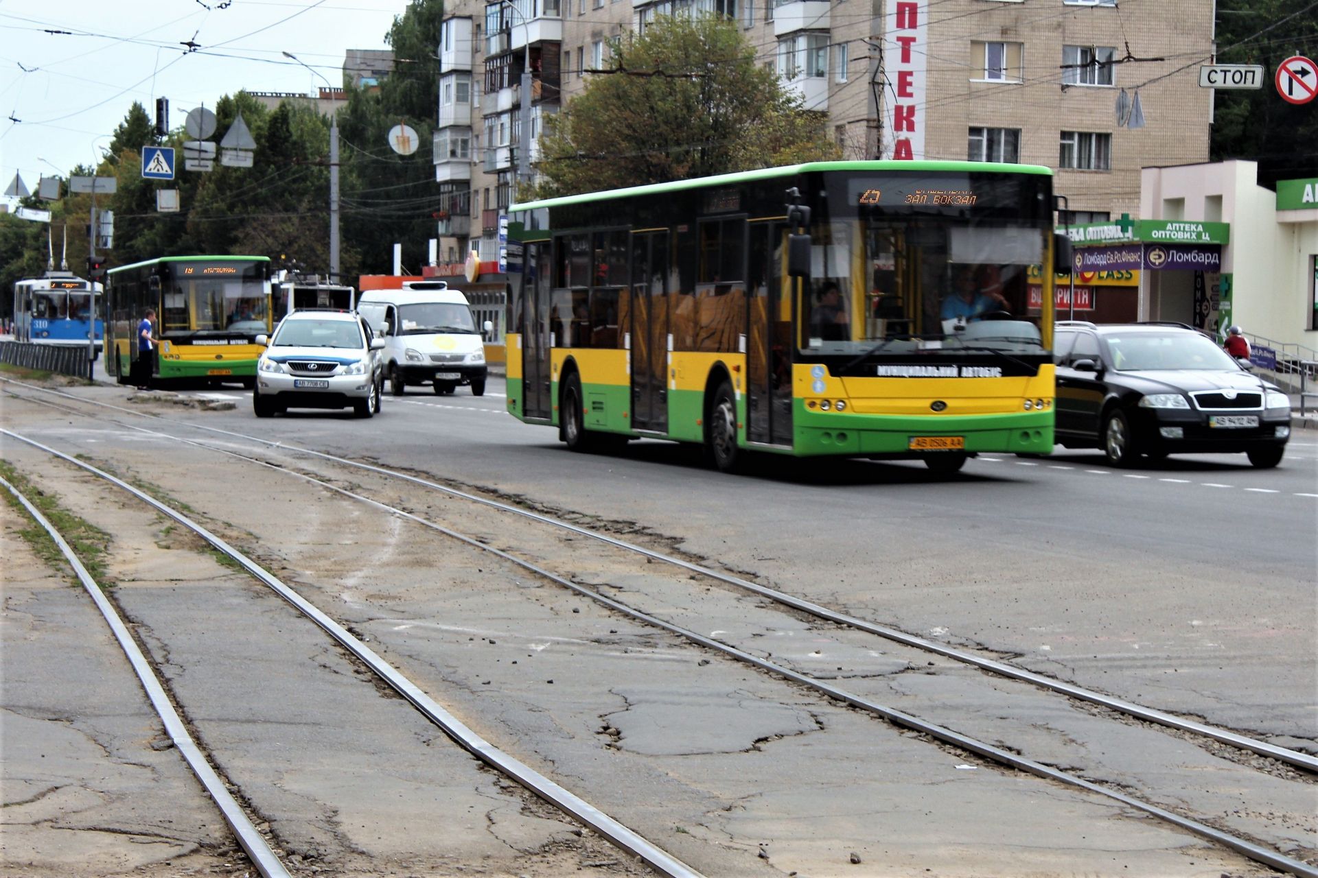 У транспортній компанії обіцяють додати на маршрути автобуси та тролейбуси. Це буде, коли закриють проїзд для трамваїв