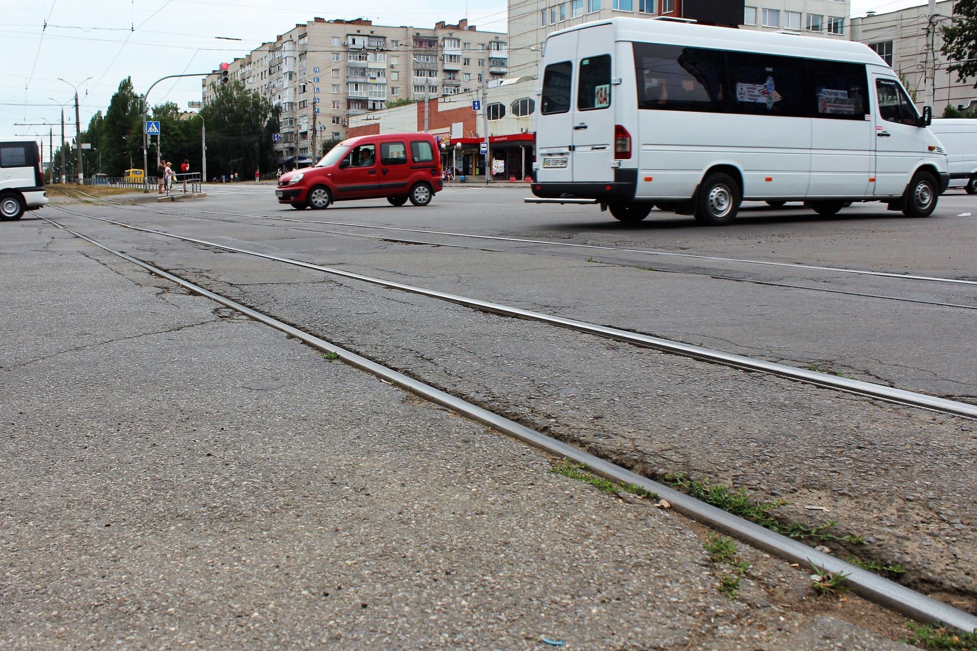 Навколо колій розбитий асфальт та десятки невеликих ям