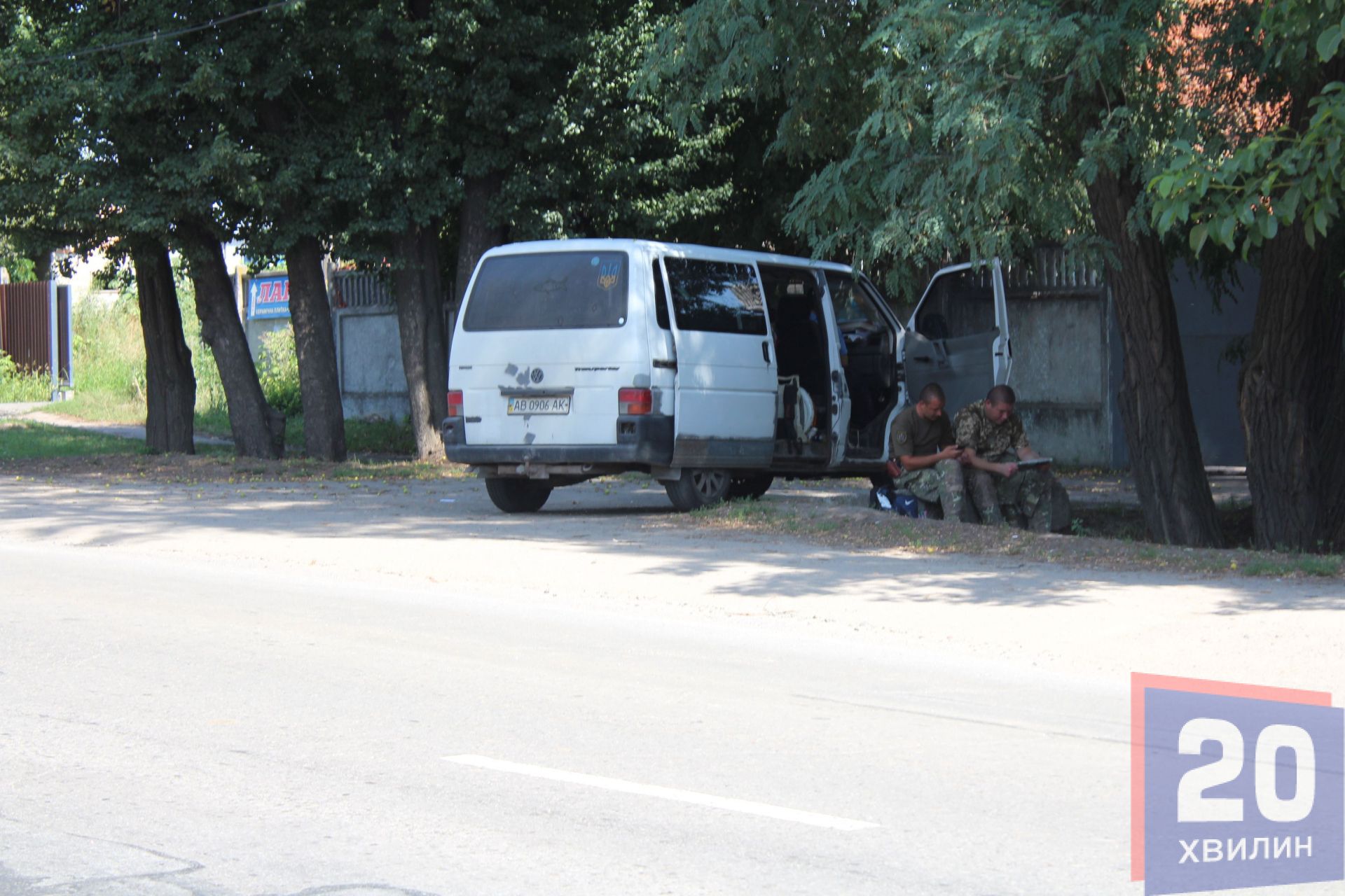 Через дорогу від "протестного" поля стоять правоохоронці. Силовики зі спецбатальону "Вінниця" та патрульні поліцейські охороняють громадський порядок