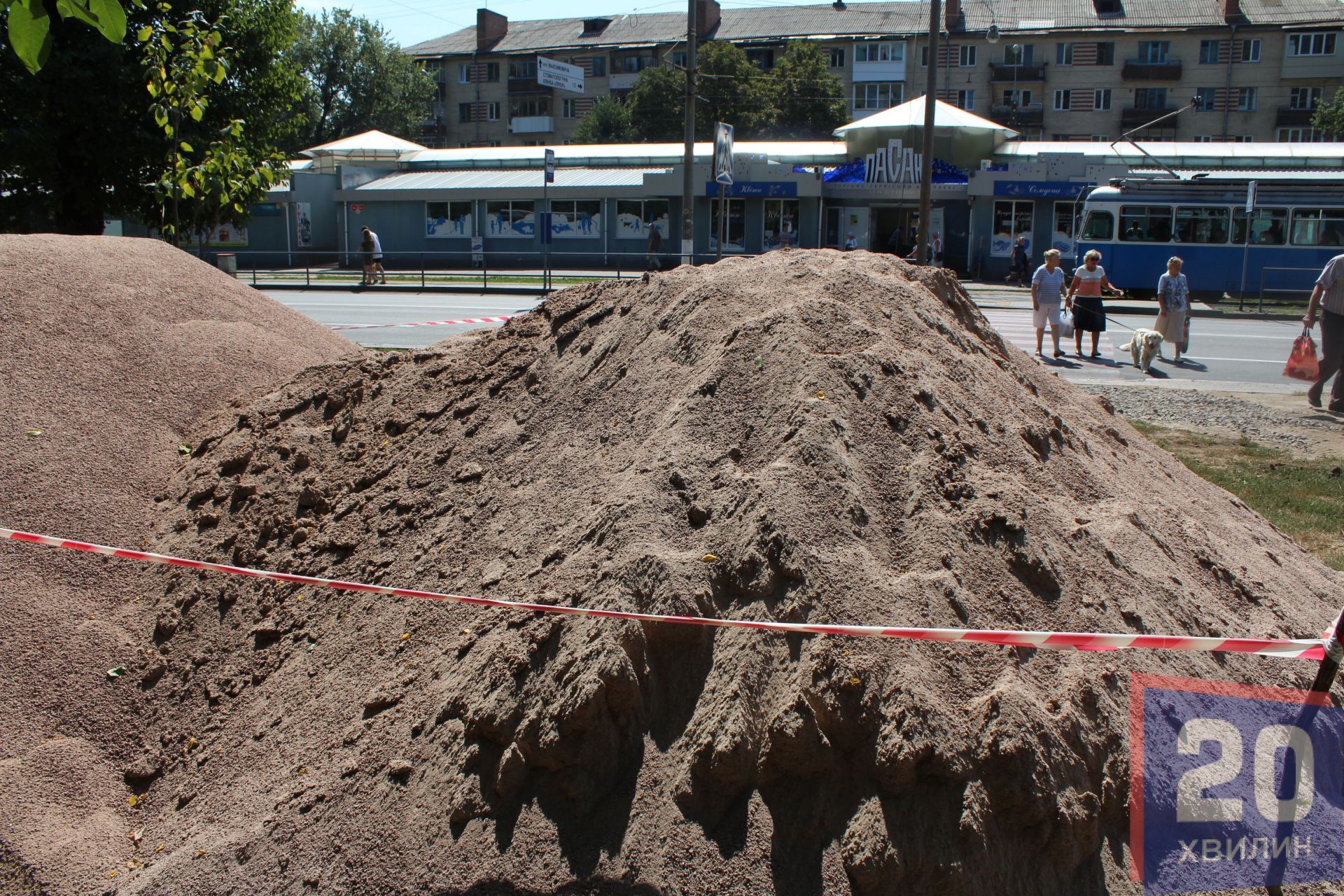Вхід в нову паркову зону буде навпроти ринку Пасаж. Зараз там будівельні матеріали