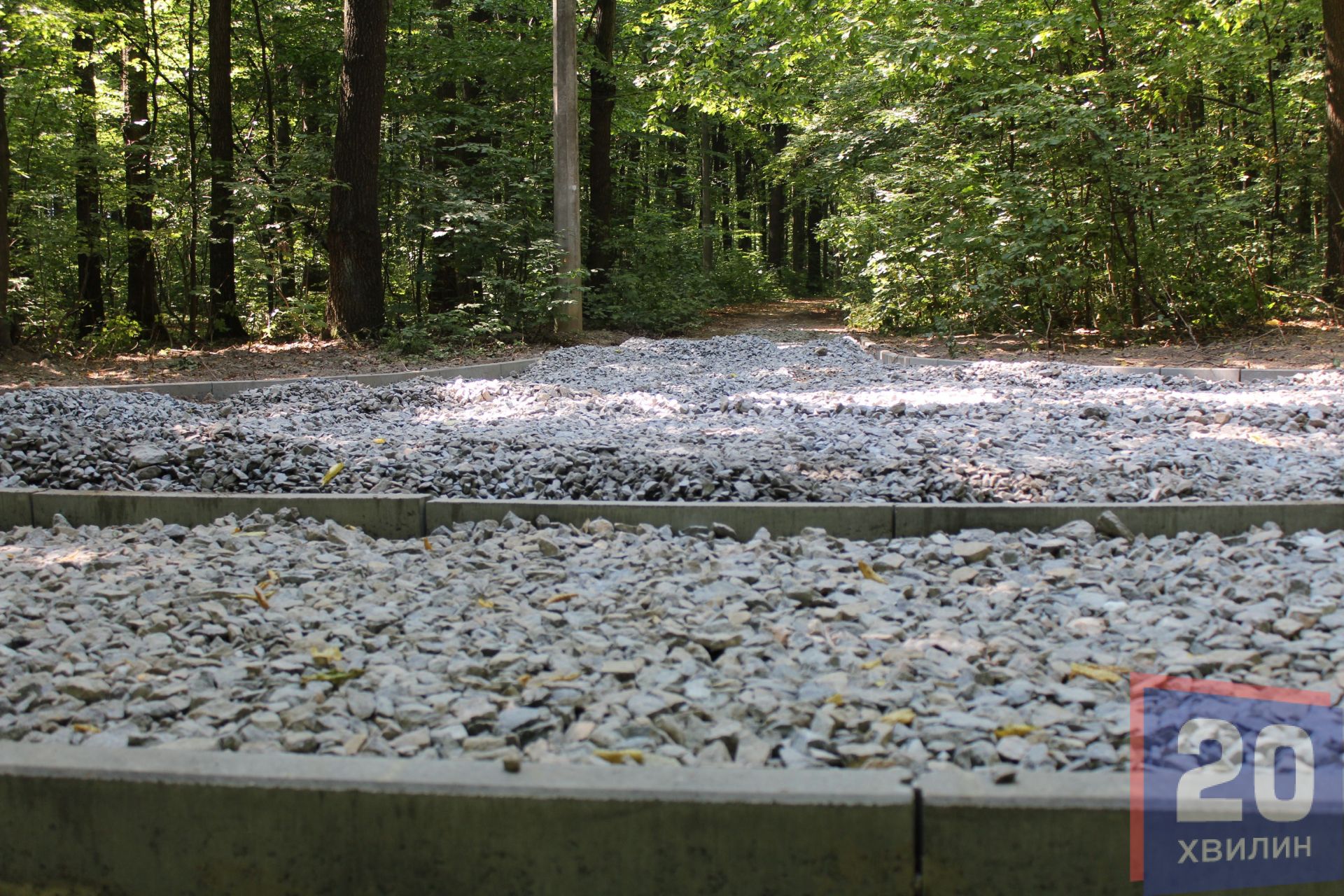 Робітники вкладають нові пішохідні та велодоріжки
