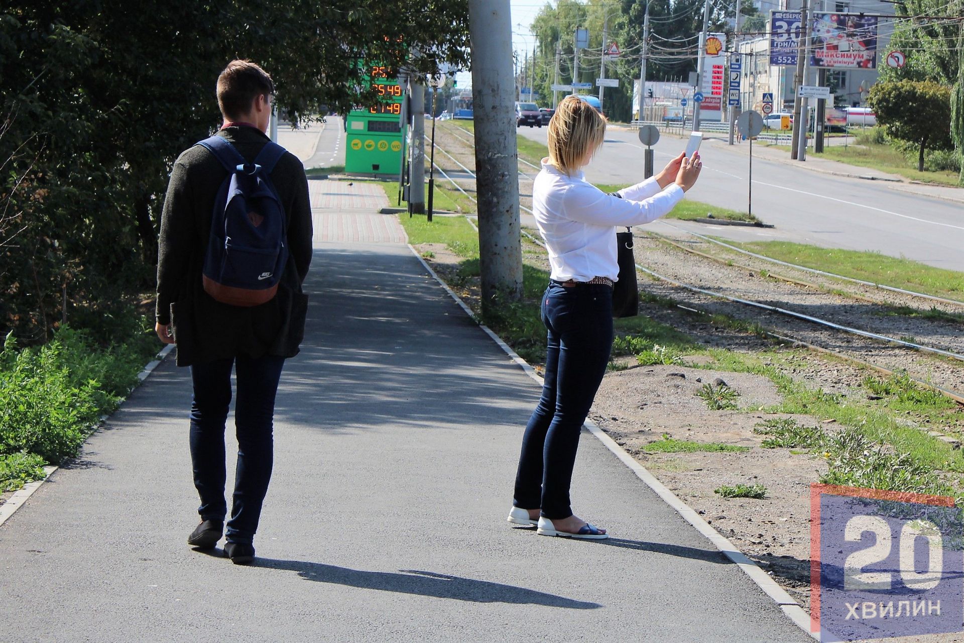 Перехожі фотографували незвичні малюнки.