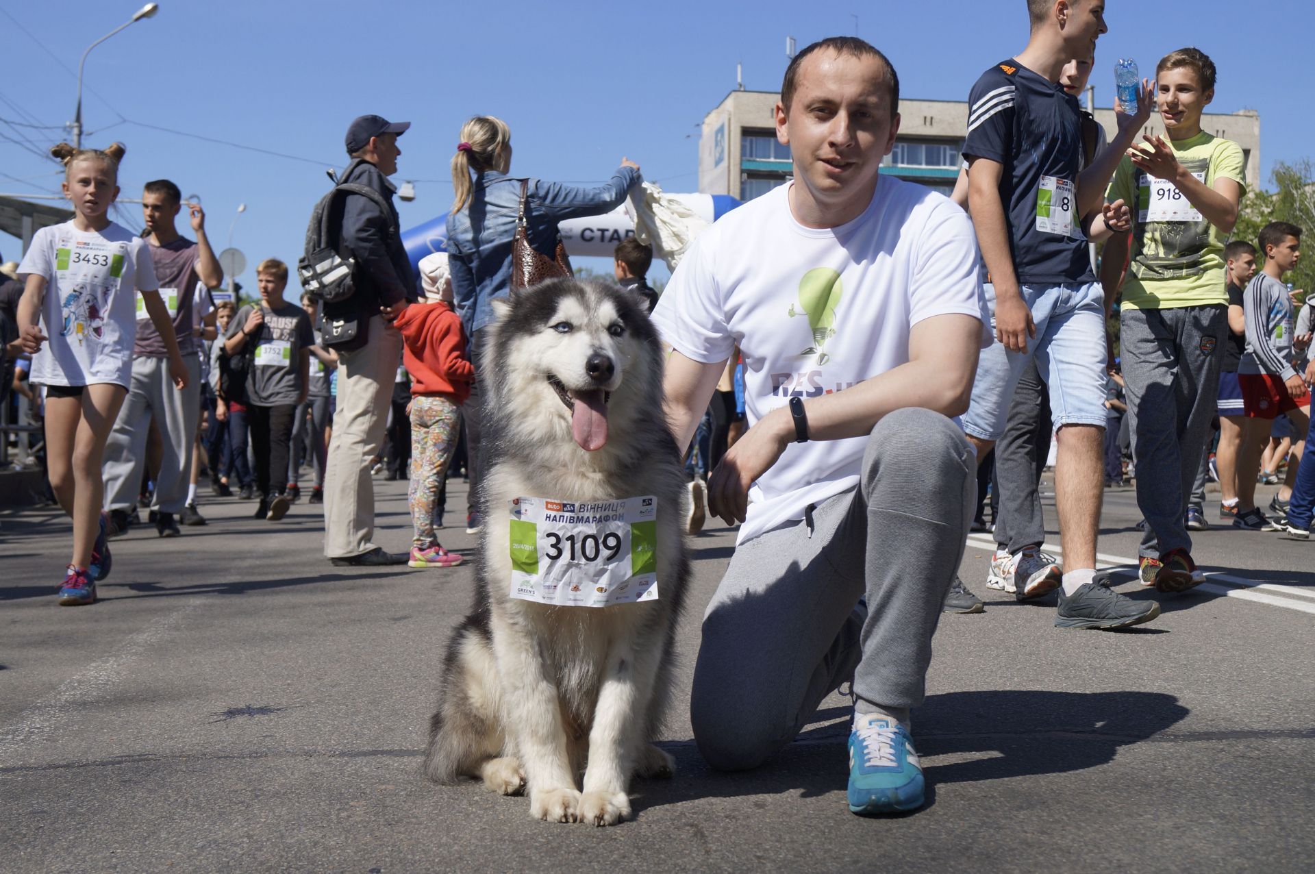 Дмитро Нікітішин разом зі своїм трирічним псом Вольтом пробігли 1,5 кілометра і зірвали бурю аплодисментів глядачів на фініші. Дмитро розповів, що вони з Вольтом спеціально готувались до забігу, тренувались зранку і ввечері