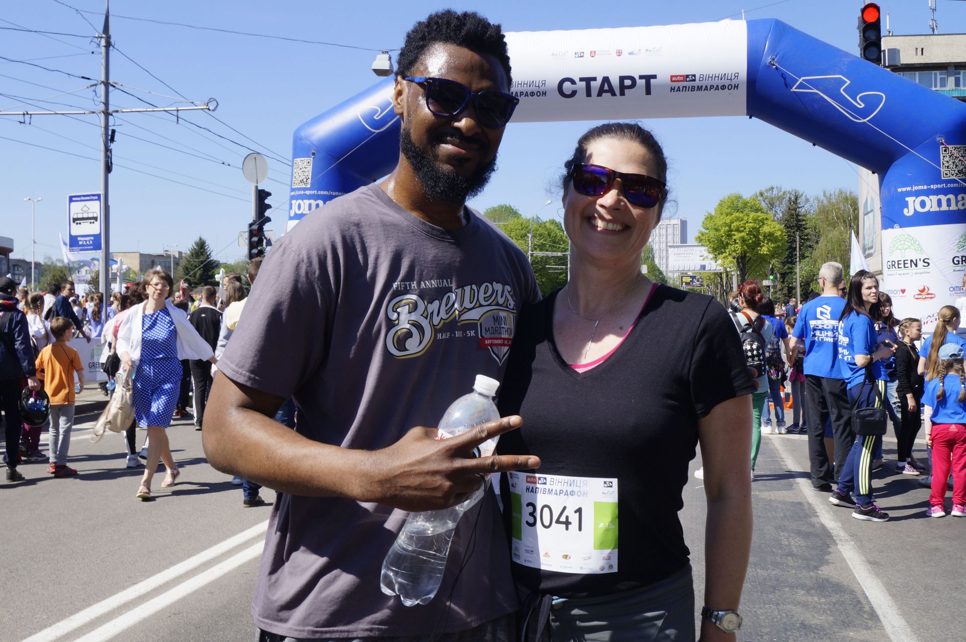 Американці Джорж Стентон та Патріс Станковіч два роки живуть у селі Немішаєво Київської області. Працюють волонтерами у Корпусі миру. У Вінницю приїхали спеціально для того, щоб взяти участь у забігу. Місто вразило їх великою кількістю зелені