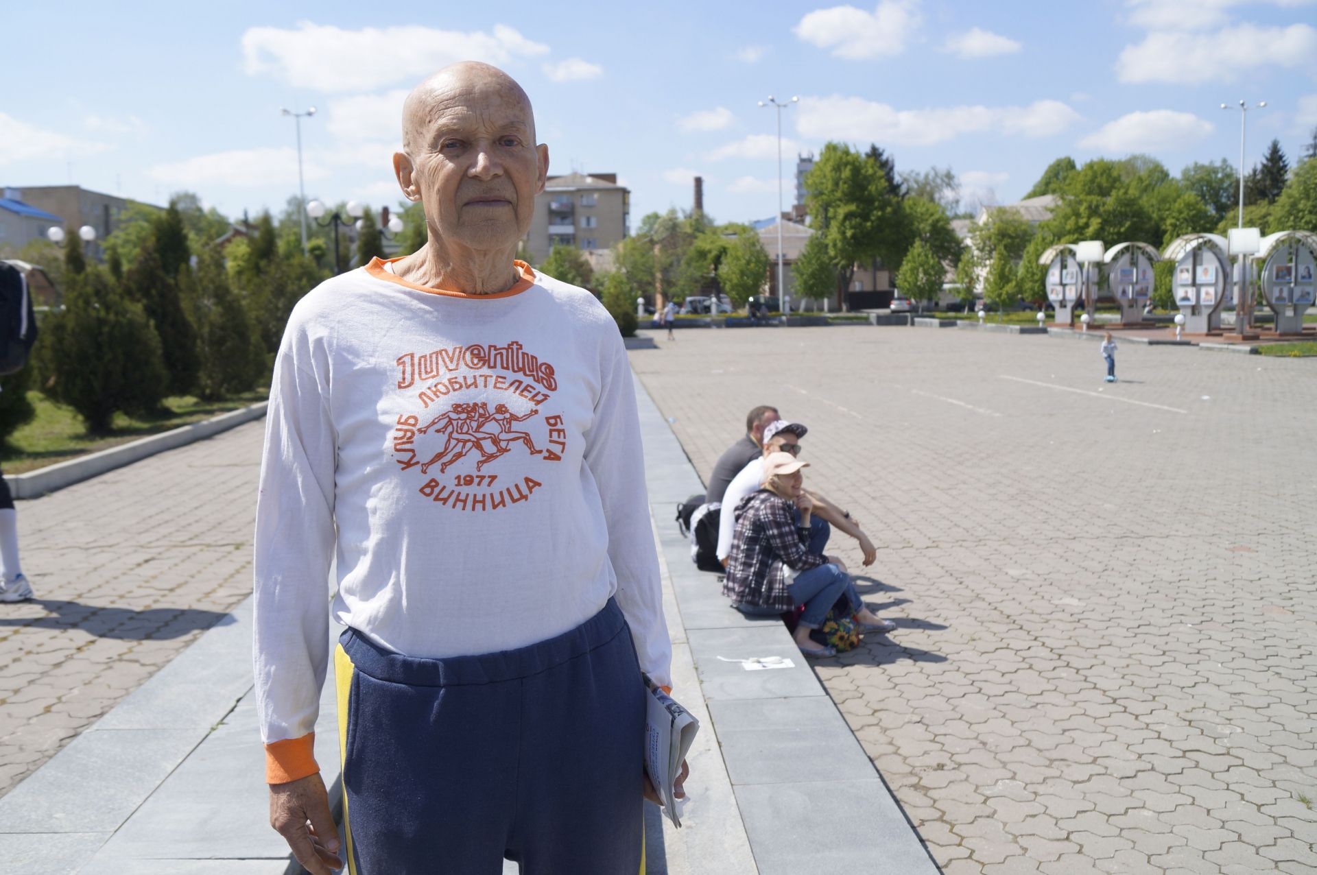 82-річний Віктор Фірсов став найстаршим учасником забігів. Бігом почав займатись ще у 60-х роках. Цього разу біг дистанцію у 1,5 кілометра. На забіг чоловік прийшов в одязі з емблемою Вінницького клубу бігу «Juventus» 1977 року