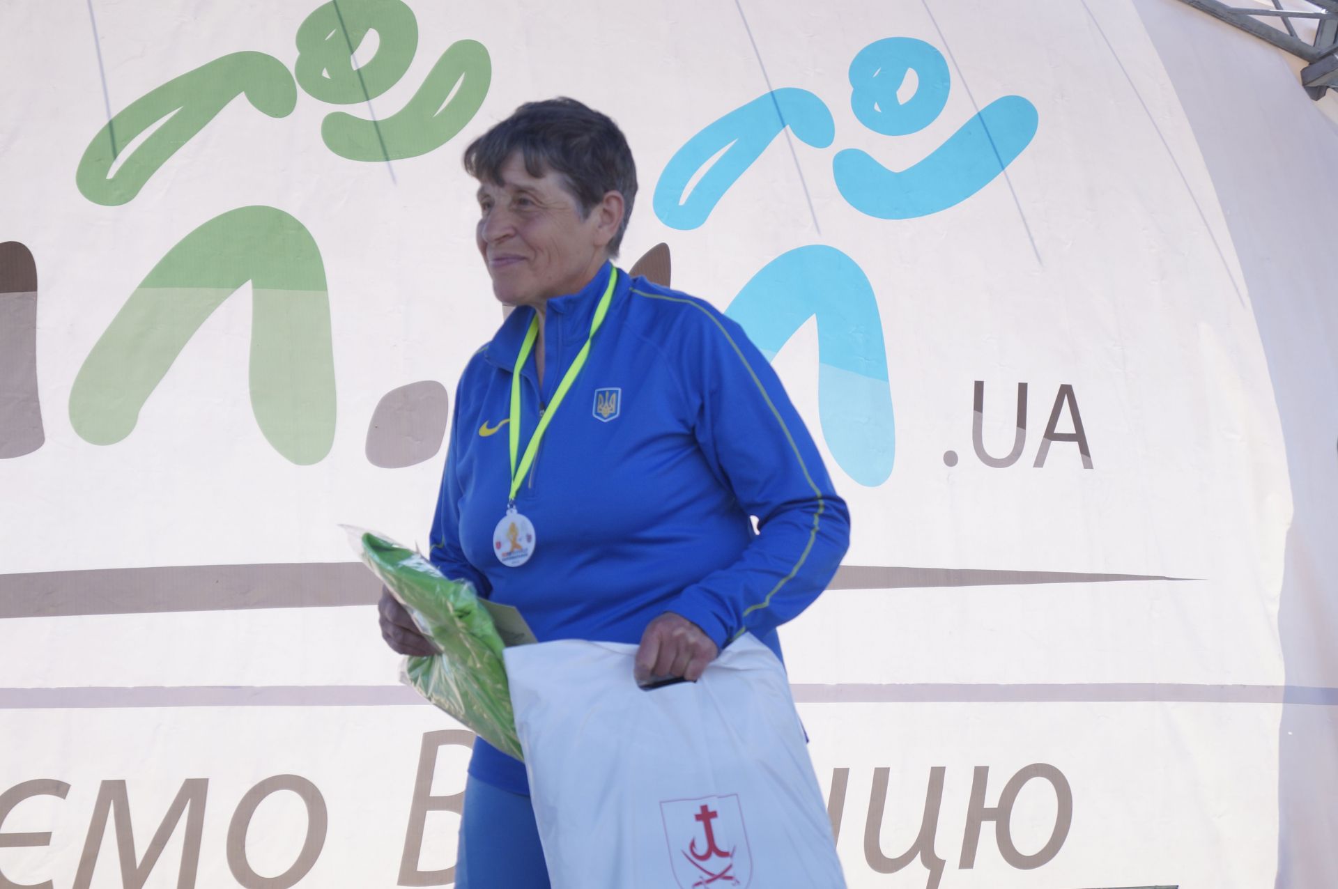 Лариса Лабарткава приїхала на забіг зі Львова. Жінці 69 років, 20 з яких вона займається бігом. Цьогоріч посіла друге місце в ультрамарафоні у Білорусі, де під час 48-годинного забігу подолала 212 кілометрів. У Вінниці бігла 21 кілометр