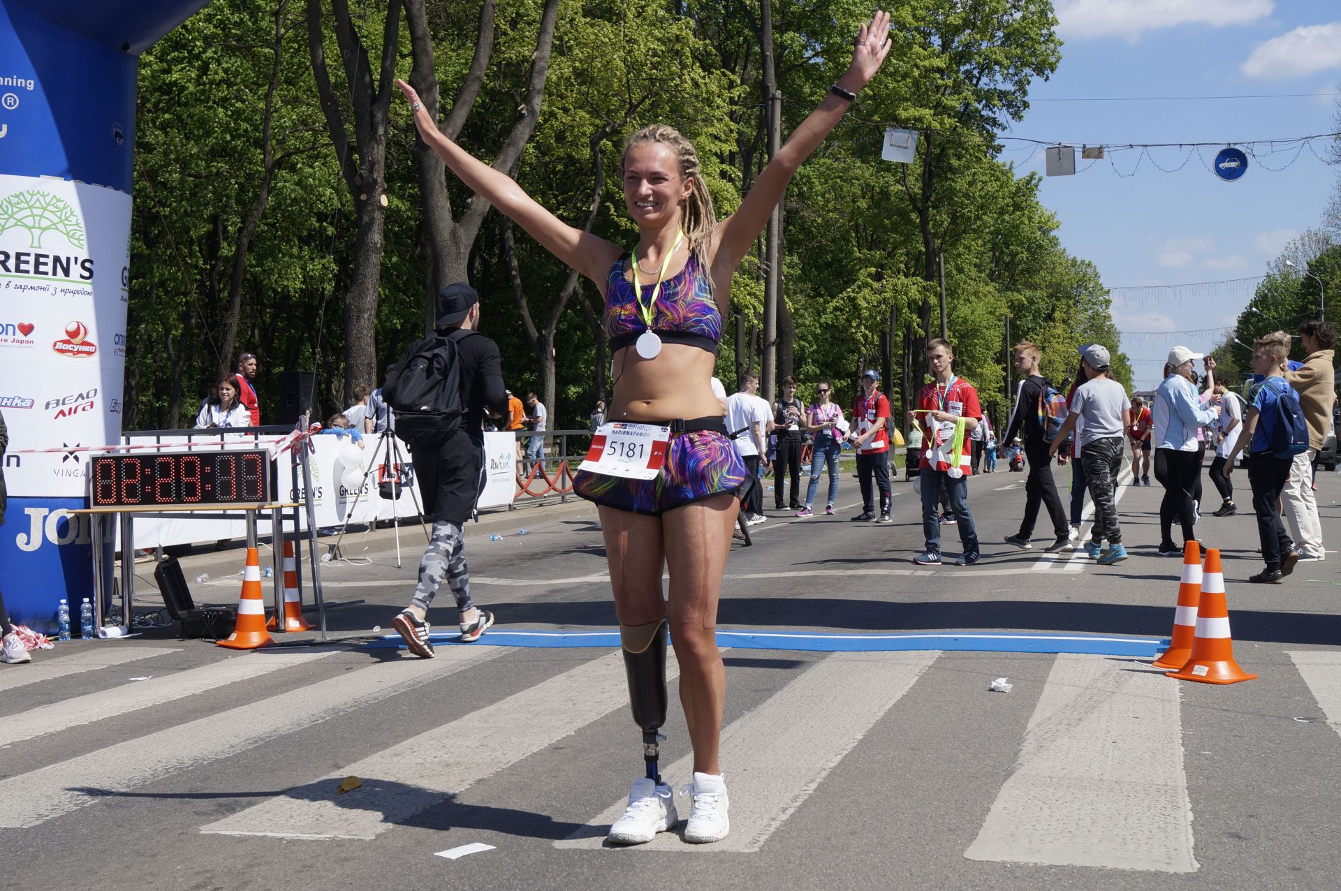 Одеситка Тетяна Воротіліна пробігла напівмарафон на одній нозі. Замість іншої у дівчини протез. Втративши ногу у автомобільній аварії, Тетяна продовжила займатись спортом і навіть почала брати участь у забігах на довгі дистанції