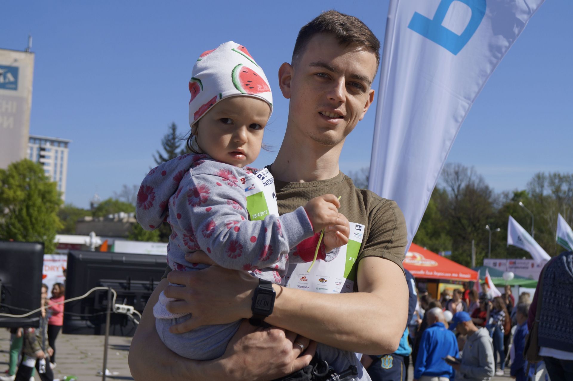 Ігор Слощинський біг дистанцію у 1,5 кілометра з дочкою Софією на руках. Дівчинці майже виповнилось два роки. Розповідає, що пробував бігти з Софією навіть посадивши її в рюкзак, але на руках виявилось найзручніше