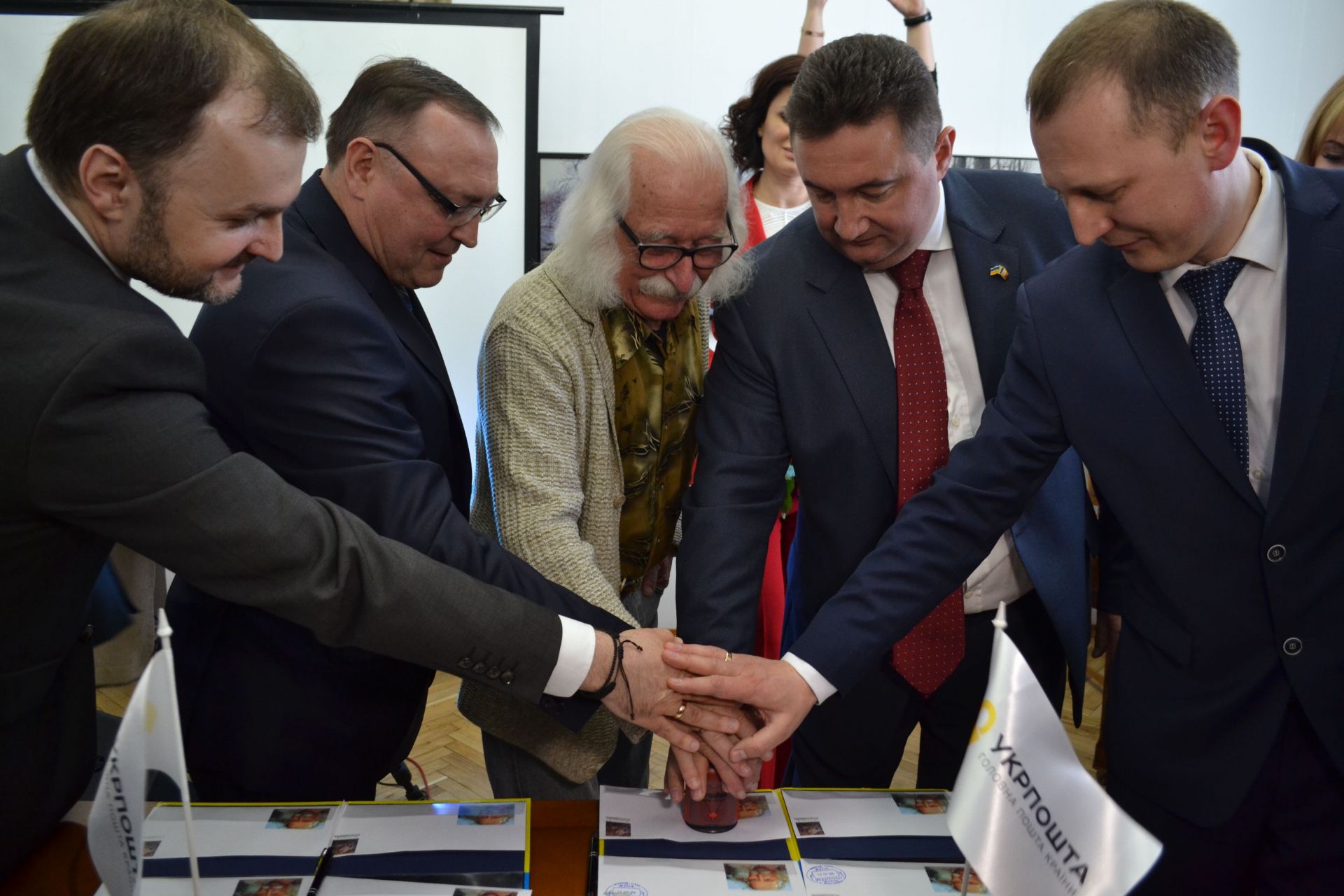 Урочисте погашення спеціальної марки із зображенням картини Івана Марчука.