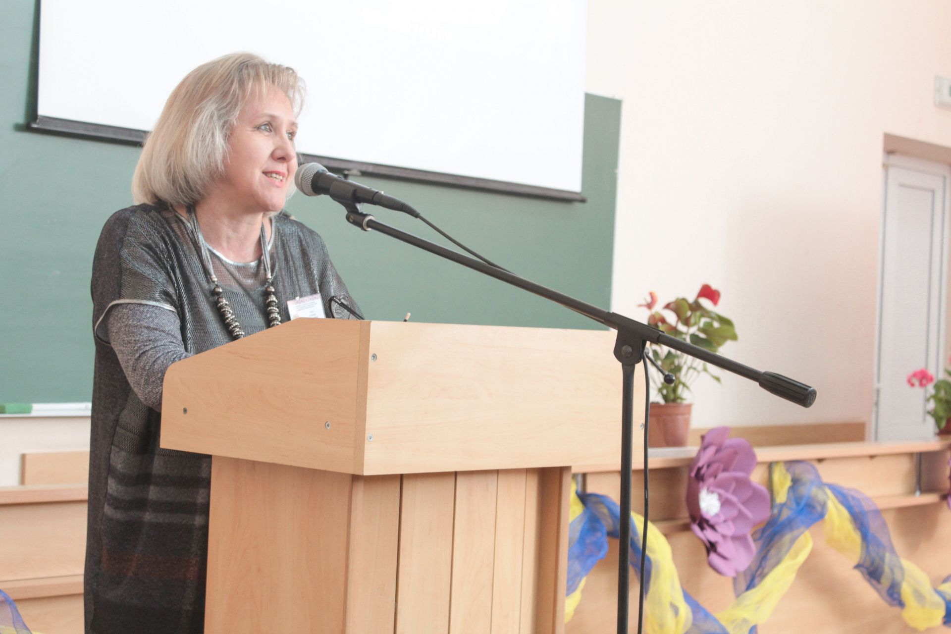 Інна Завальнюк - декан факультету філології та журналістики, приєдналася до привітального слова та уточнила організаційні моменти.