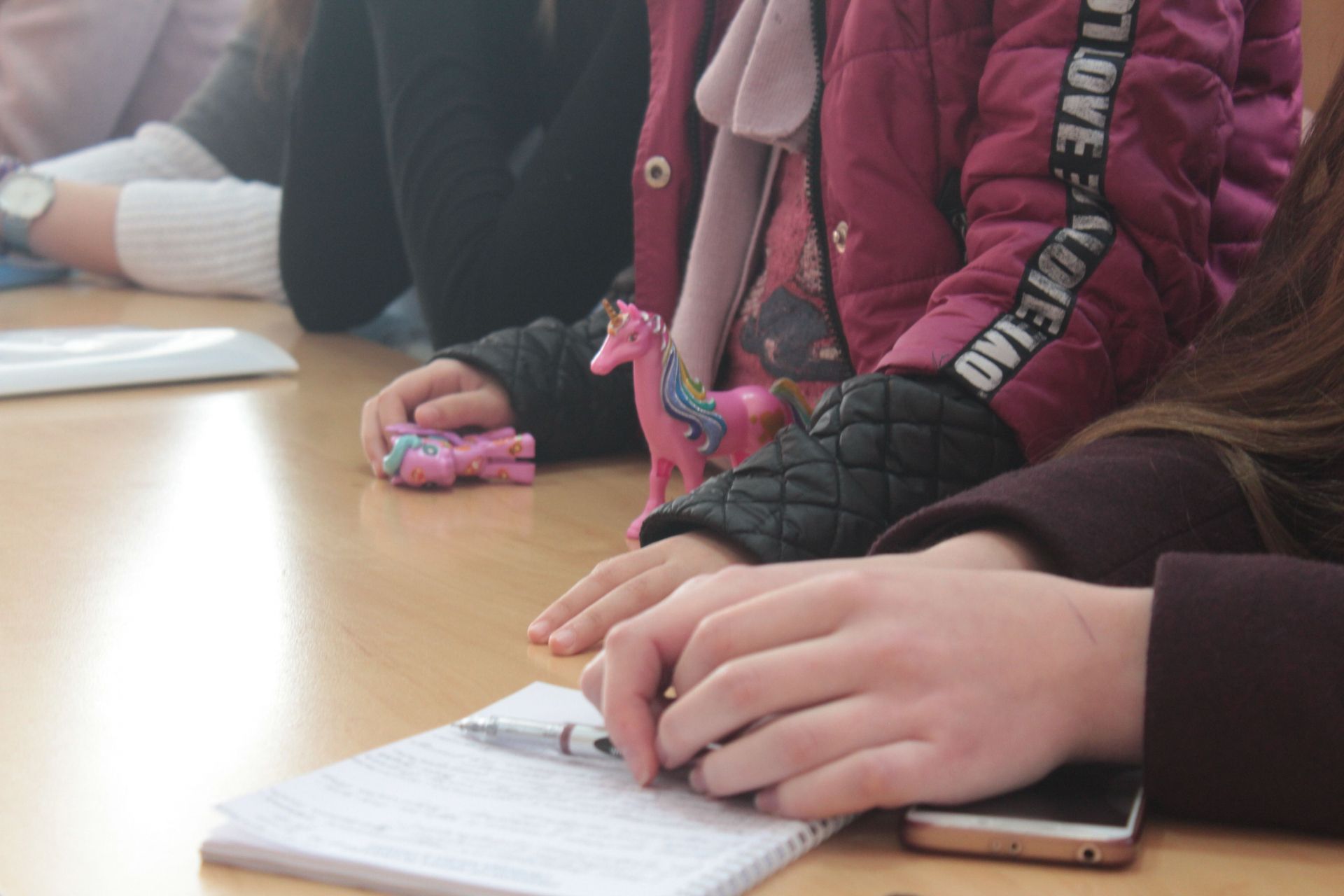 Хто з ручкою, а хто з іграшками...