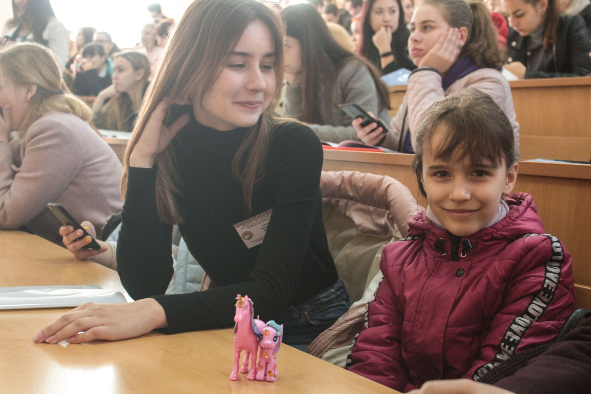 Маленька дівчинка Анна та учасниця олімпіади Анна Власюк