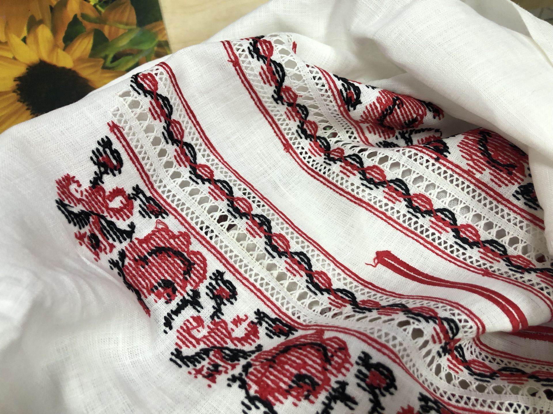 Зворотня сторона вишитої сорочки.