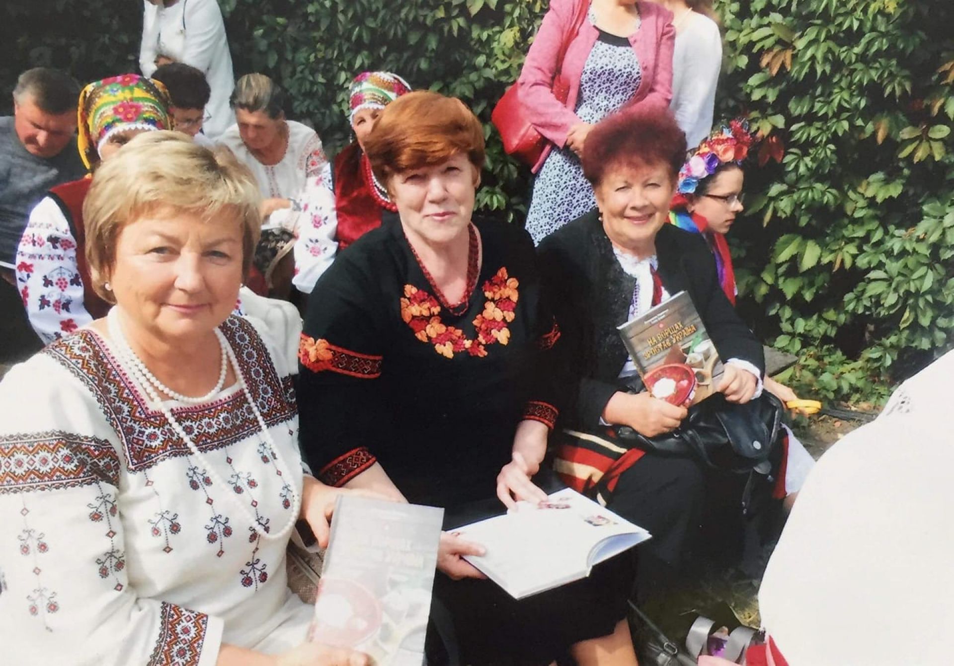 Ніна Кізь у вишиванці ліворуч на фото.