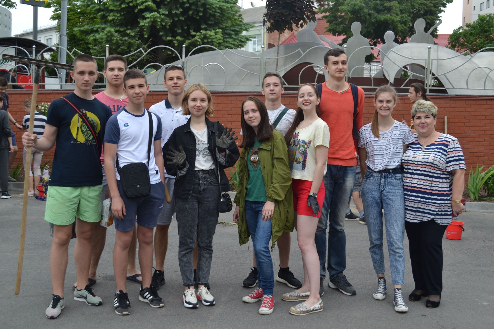 Учні 11-А класу з класним керівником Тетяною Коломієць
