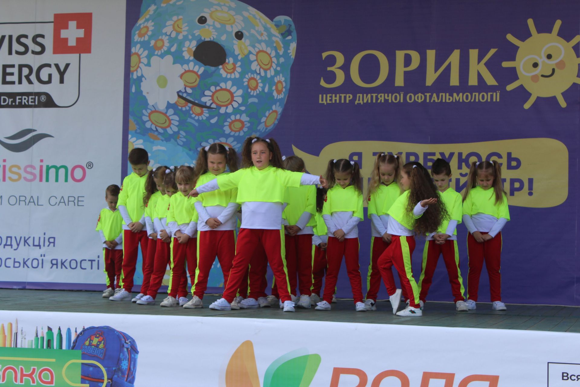 На сцені вихованці студії ARTFUSION, талановиті  ARTFUSIONCOOLBABYES