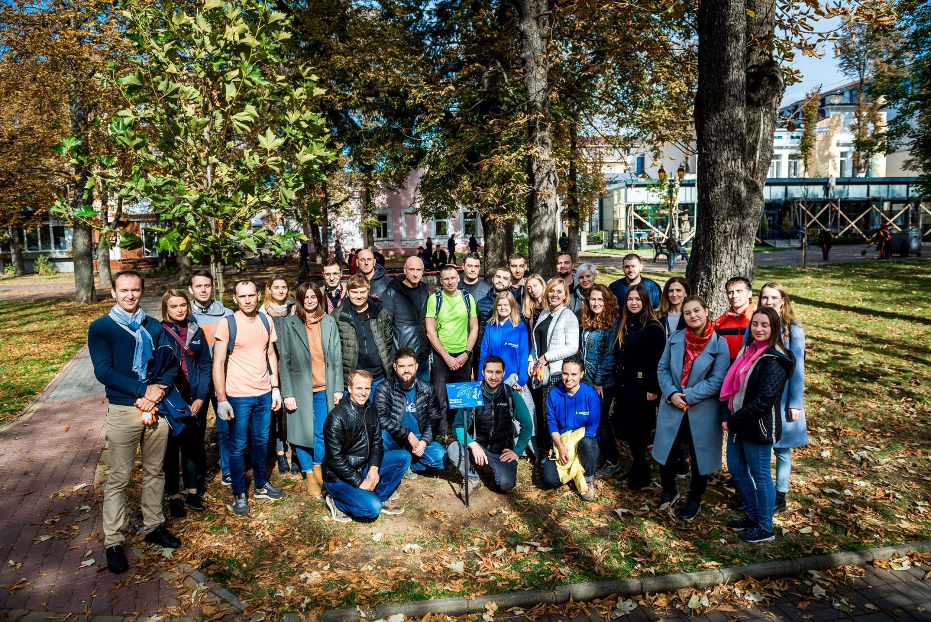 Команда спеціалістів Astound Commerce, які висадили платани у міському парку Вінниці