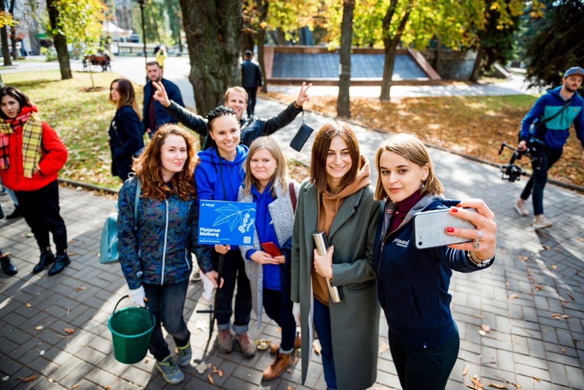 Учасники еко-події роблять світлини на згадку