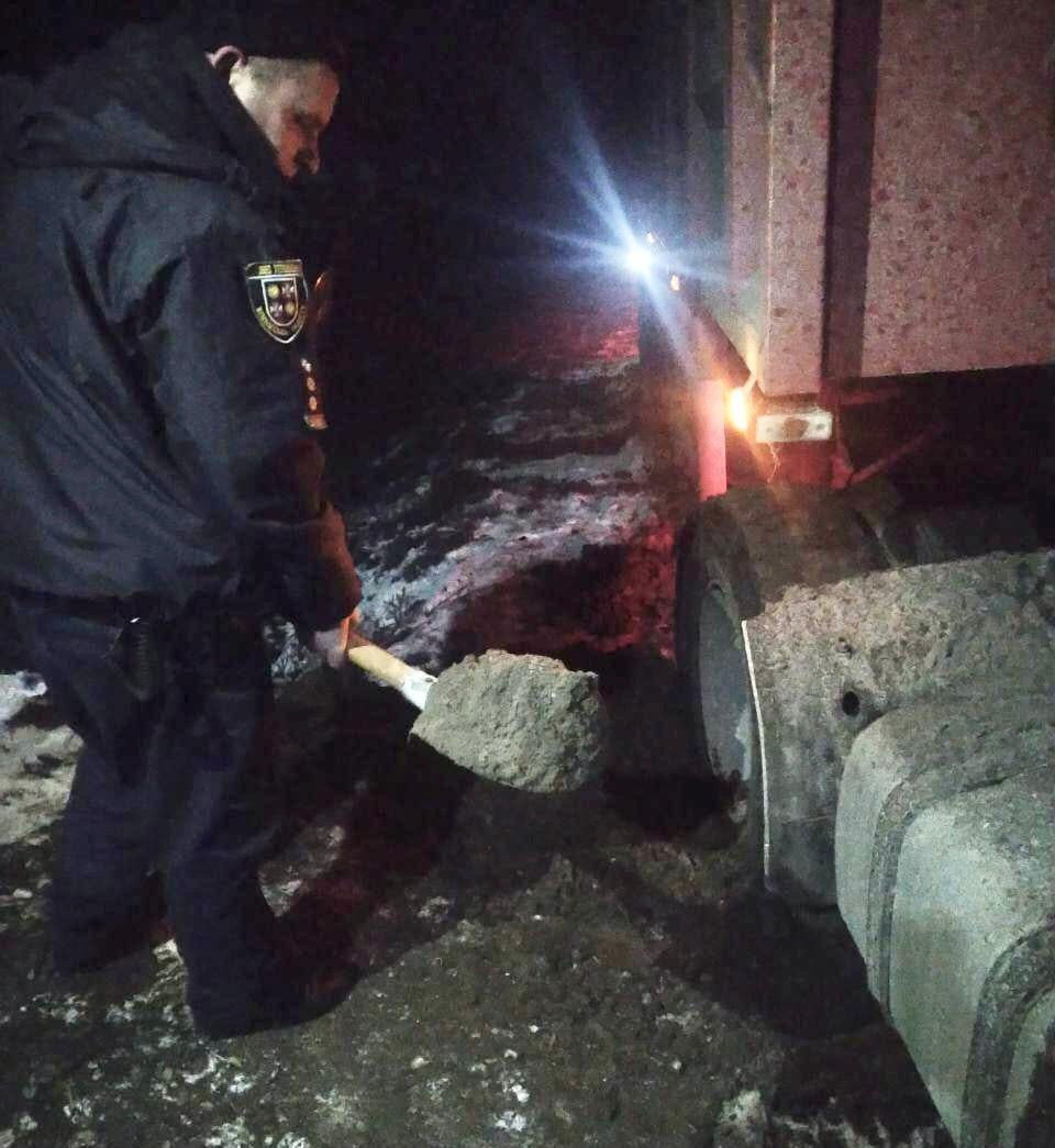 На Винниччине дальнобойщик 5 часов не мог выехать фурой на дорогу 2 22700449fa8914b6e5c9a23fc9c0d04059d05526