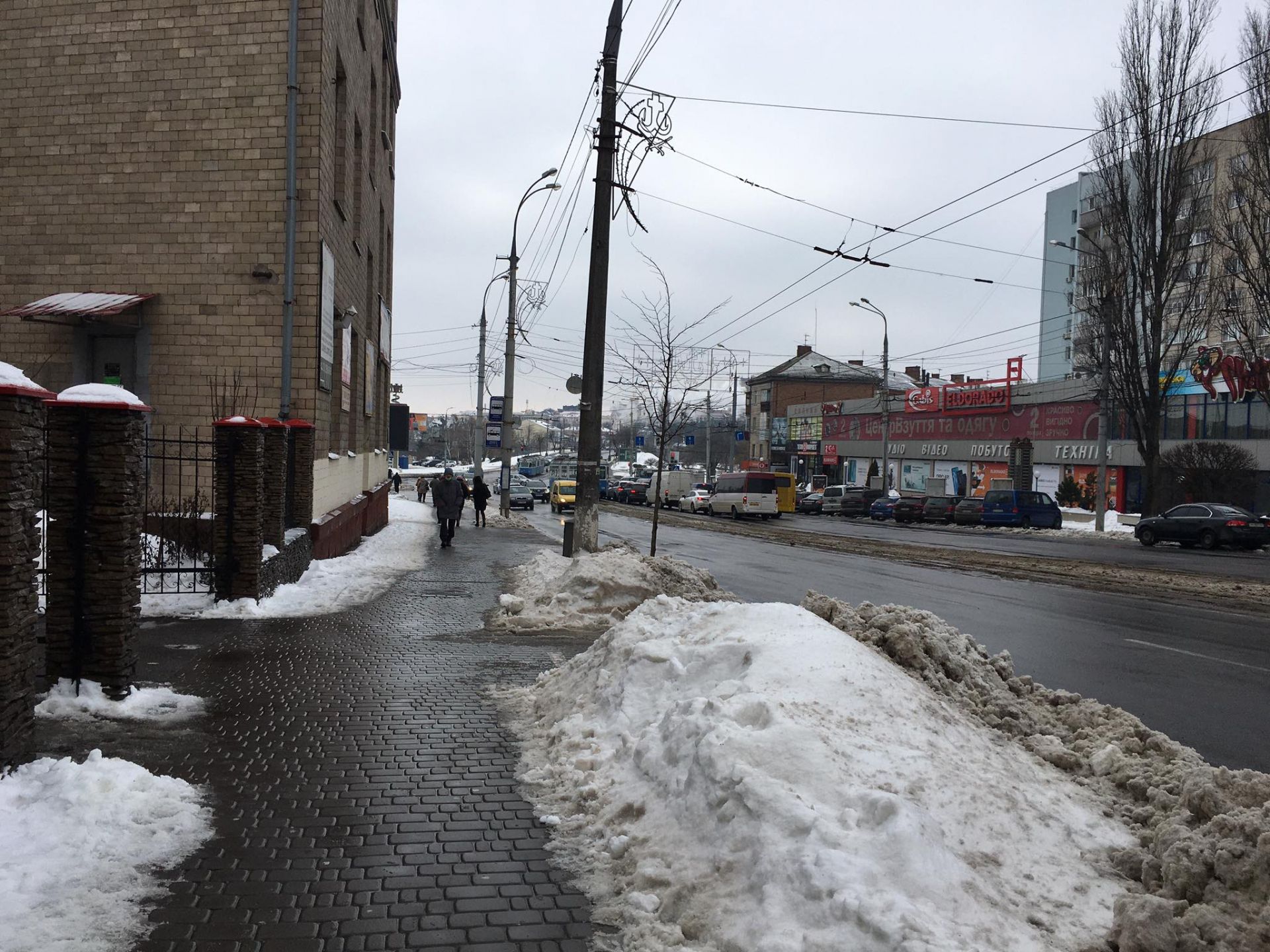 Дороги и тротуары в Виннице превратились в горы снега и грязную кашу (Фото) 11 077d5585a85caebba0c13bc107fd61757ca698fa