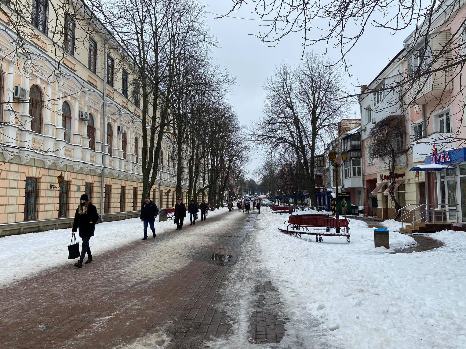 Дороги и тротуары в Виннице превратились в горы снега и грязную кашу (Фото) 9 0bcf76802c6131e0c231899e9a12401bc29e77c3