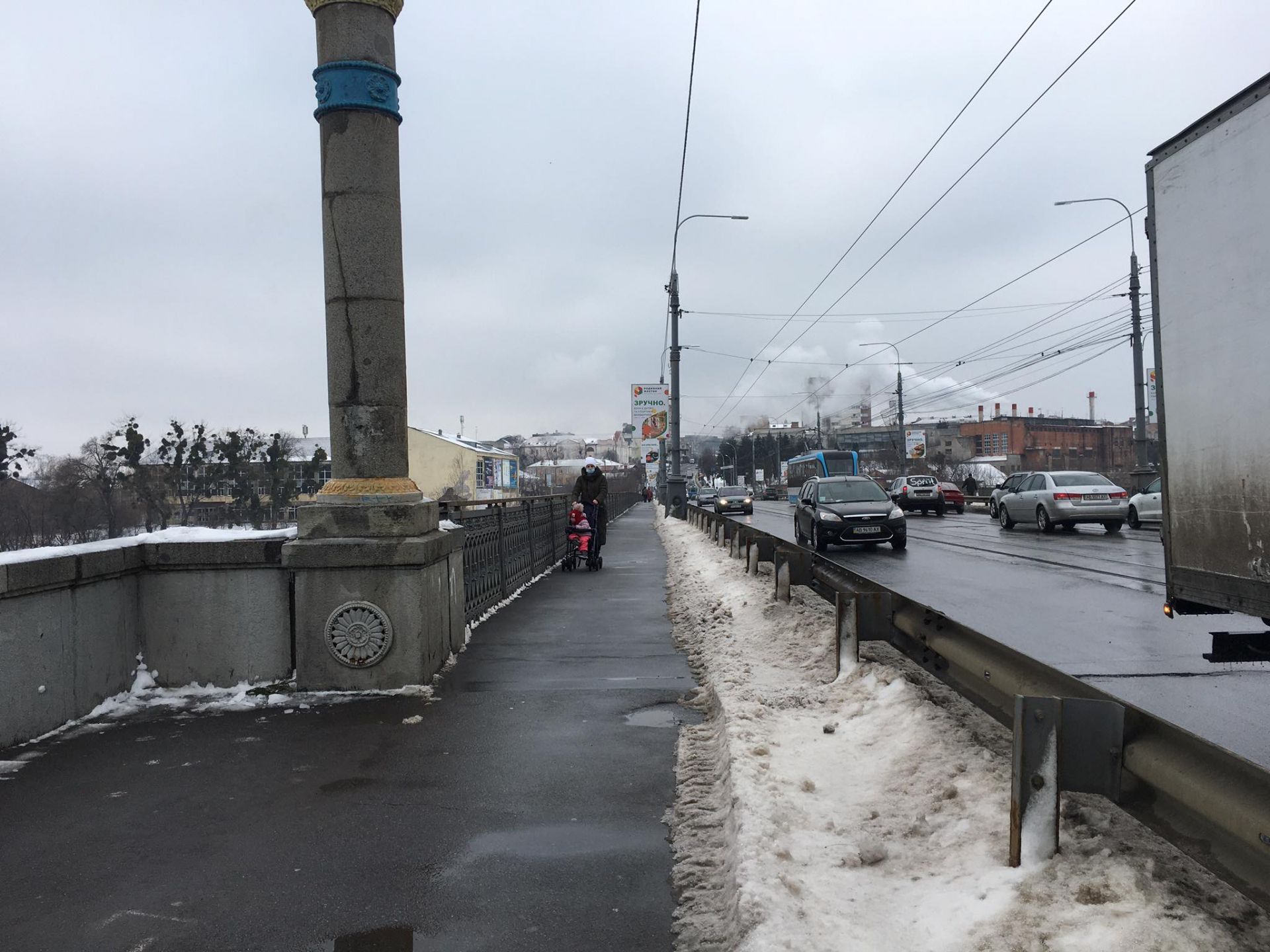 Дороги и тротуары в Виннице превратились в горы снега и грязную кашу (Фото) 10 1af0fe37faa01bc42b64bad1339deba5fb110fab