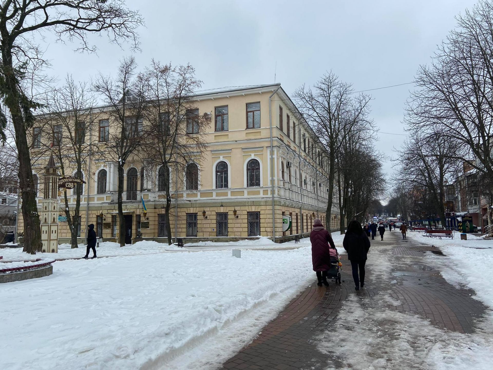 Дороги и тротуары в Виннице превратились в горы снега и грязную кашу (Фото) 5 716afb1049a3e4e797ee6af29d0cb592de0f25c5