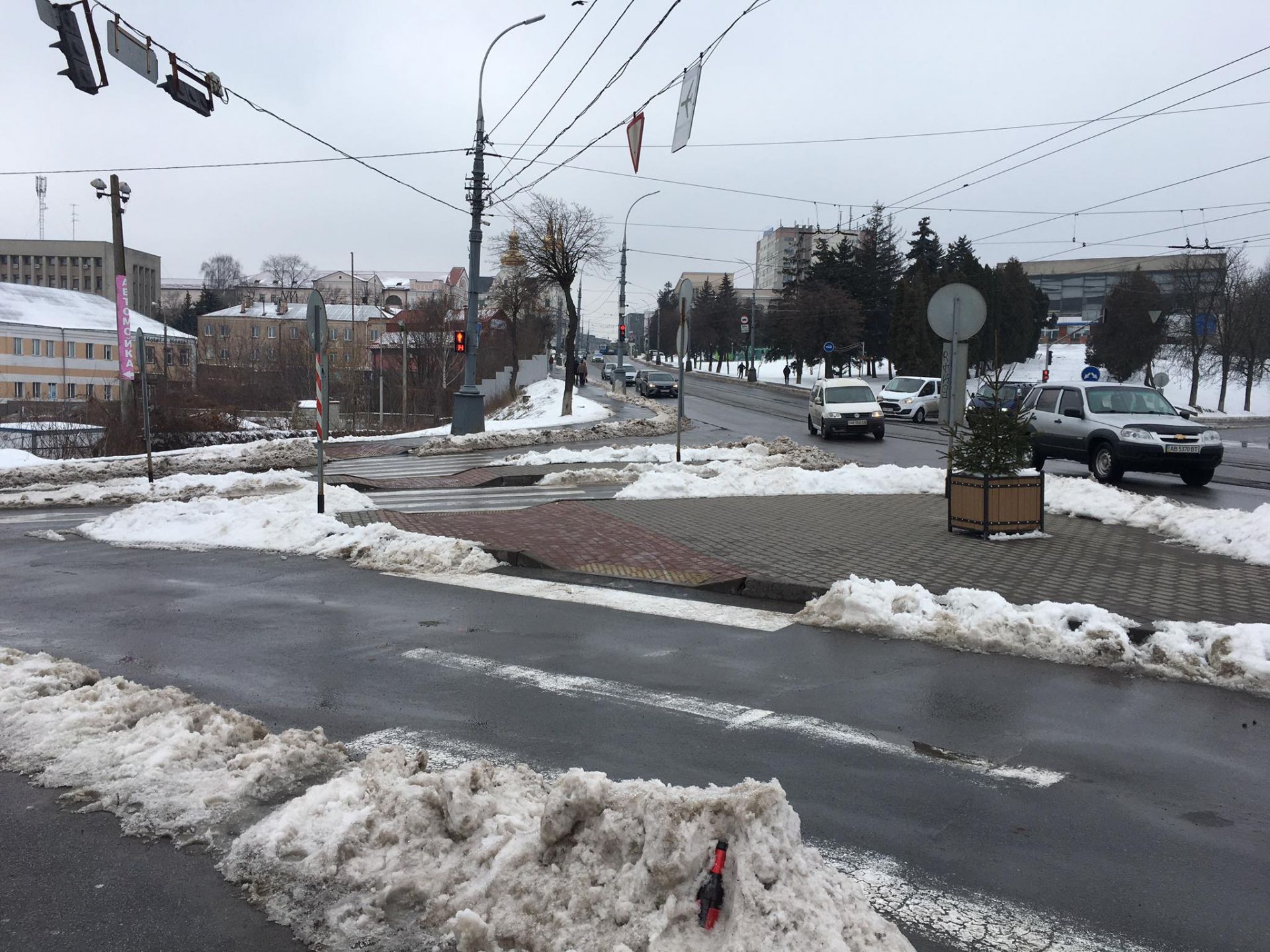 Дороги и тротуары в Виннице превратились в горы снега и грязную кашу (Фото) 16 eee4417f1d7cb9543a3fc4a639b1ef026d042855