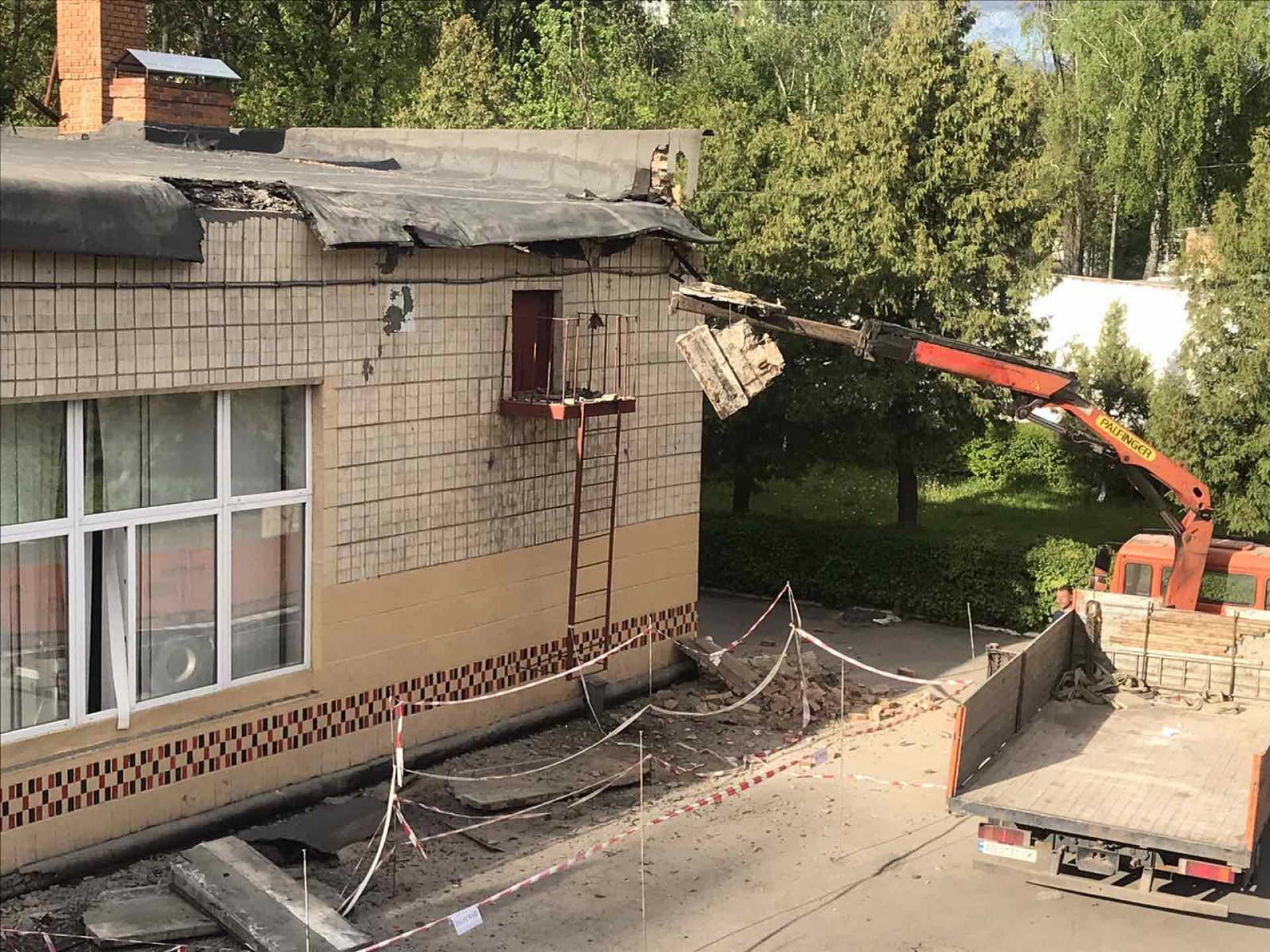 В Виннице со школы №21 посыпалась крыша. Что говорят в мэрии (Фото и Видео) 4 0fd25671bb992d94bd9dbb2e94c9dcbbe70191df