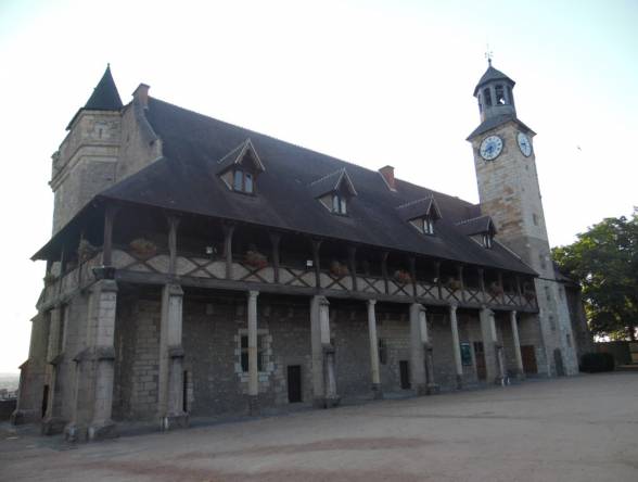 Замок Бурбонів у місті Монлюсон