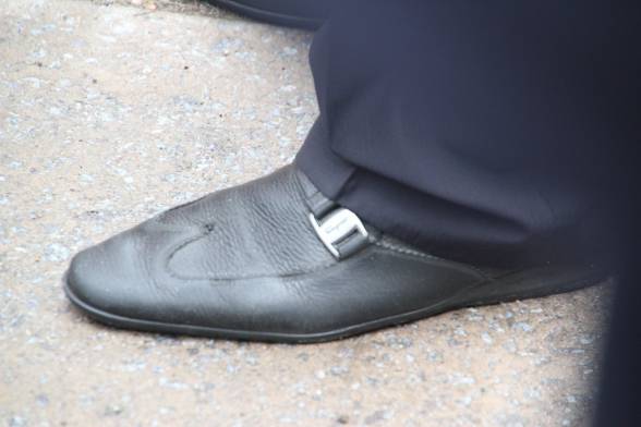 Петро Порошенко носить туфлі  італійського бренду Salvatore Ferragamo.. http://www.ferragamo.com/shop/en/usa/men/shoes-1