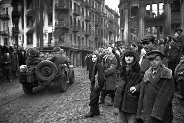 Зустріч червоноармійців з жителями Вінниці в день звільнення міста (фото фронтового кореспондента О. Шайхета)