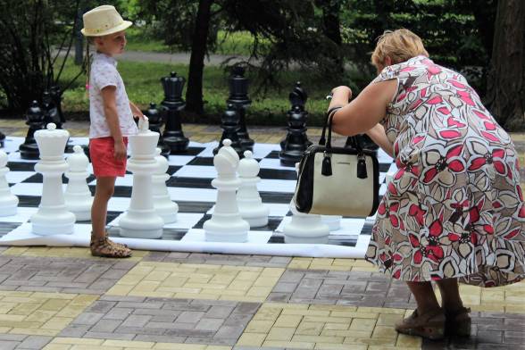 Шахмати висотою з дитину біля шахово клубу, що поряд з Аркою