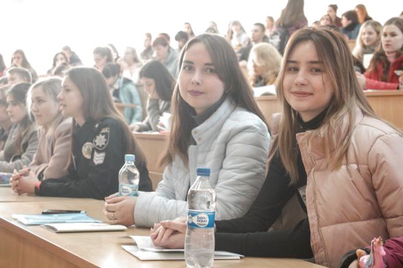 Учасниці-другокурсниці - Тетяна Олійник (зліва) та Анна Власюк (справа)