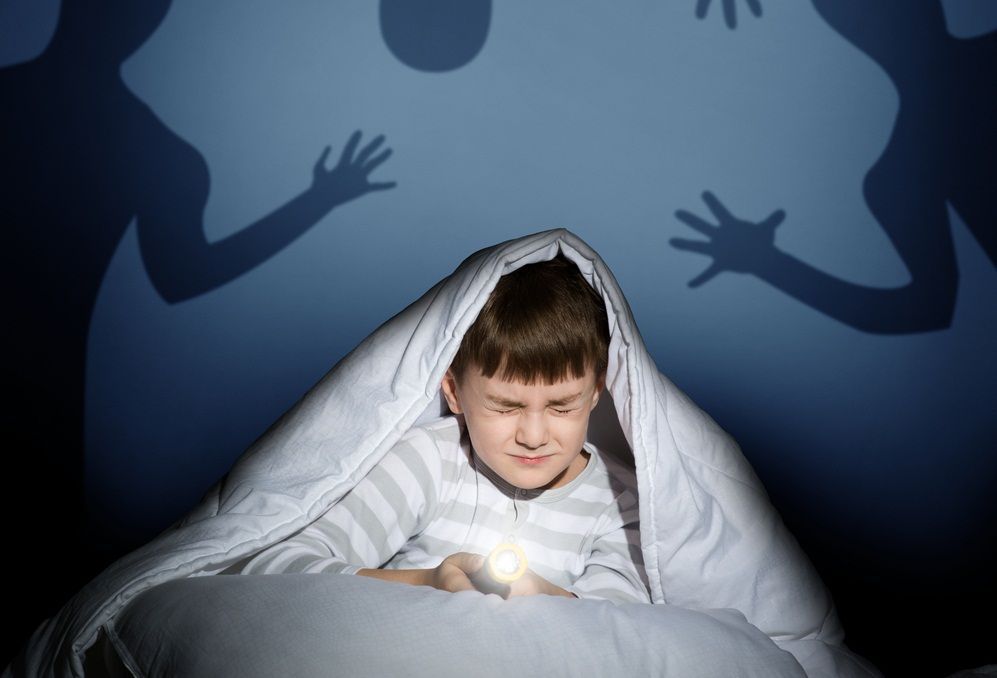 У якому віці діти починають боятися темряви?