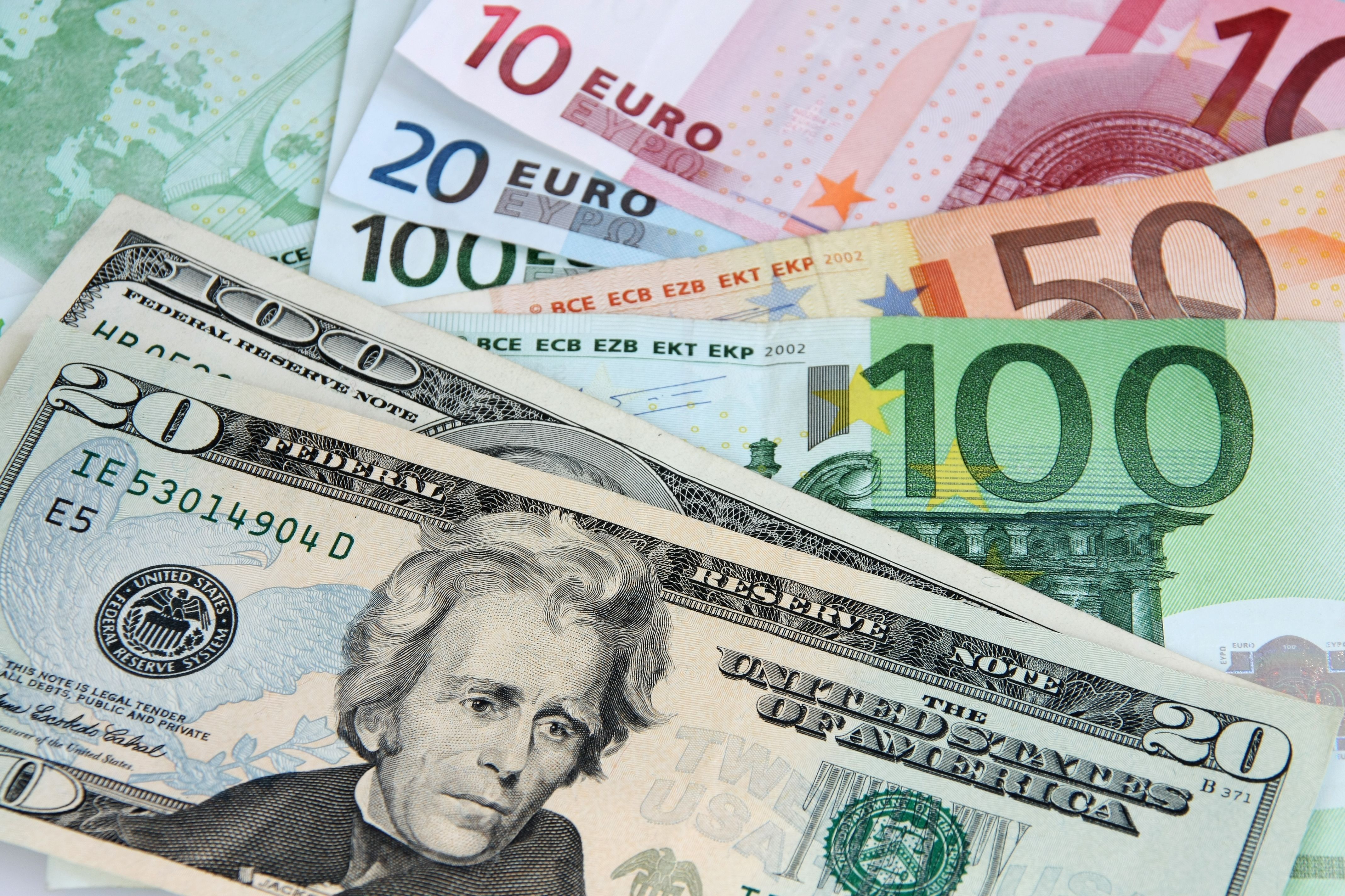 Ввоз иностранной валюты. Доллар и евро. Валюта доллар евро. Изображение доллара и евро. Доллары и евро картинки.