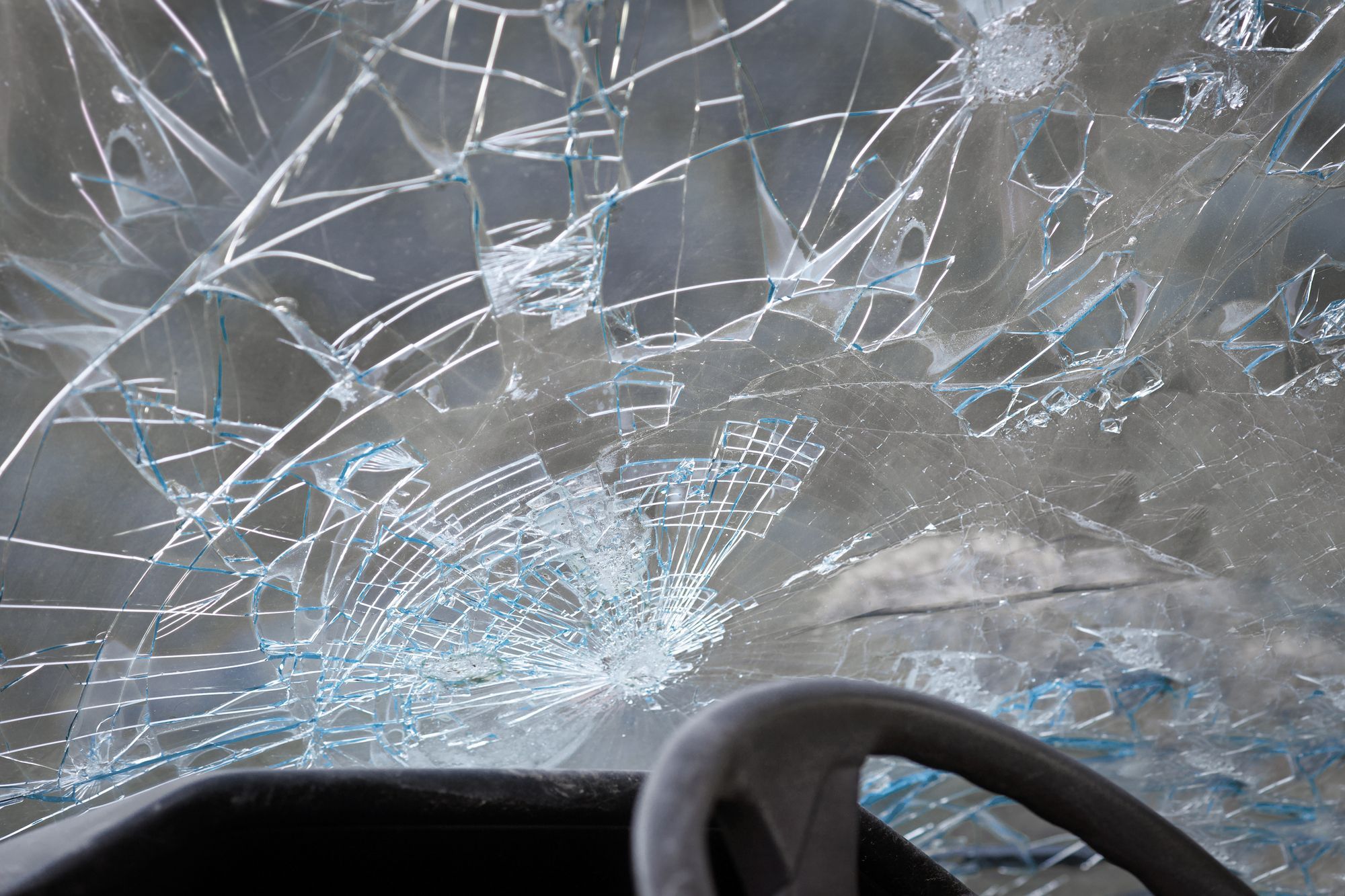 Разбитое лобовое стекло машины. Разбитое лобовое стекло на Мерседес 212. Разбитое стекло автомобиля. Битое лобовое стекло. Разбитые стекла в машине.