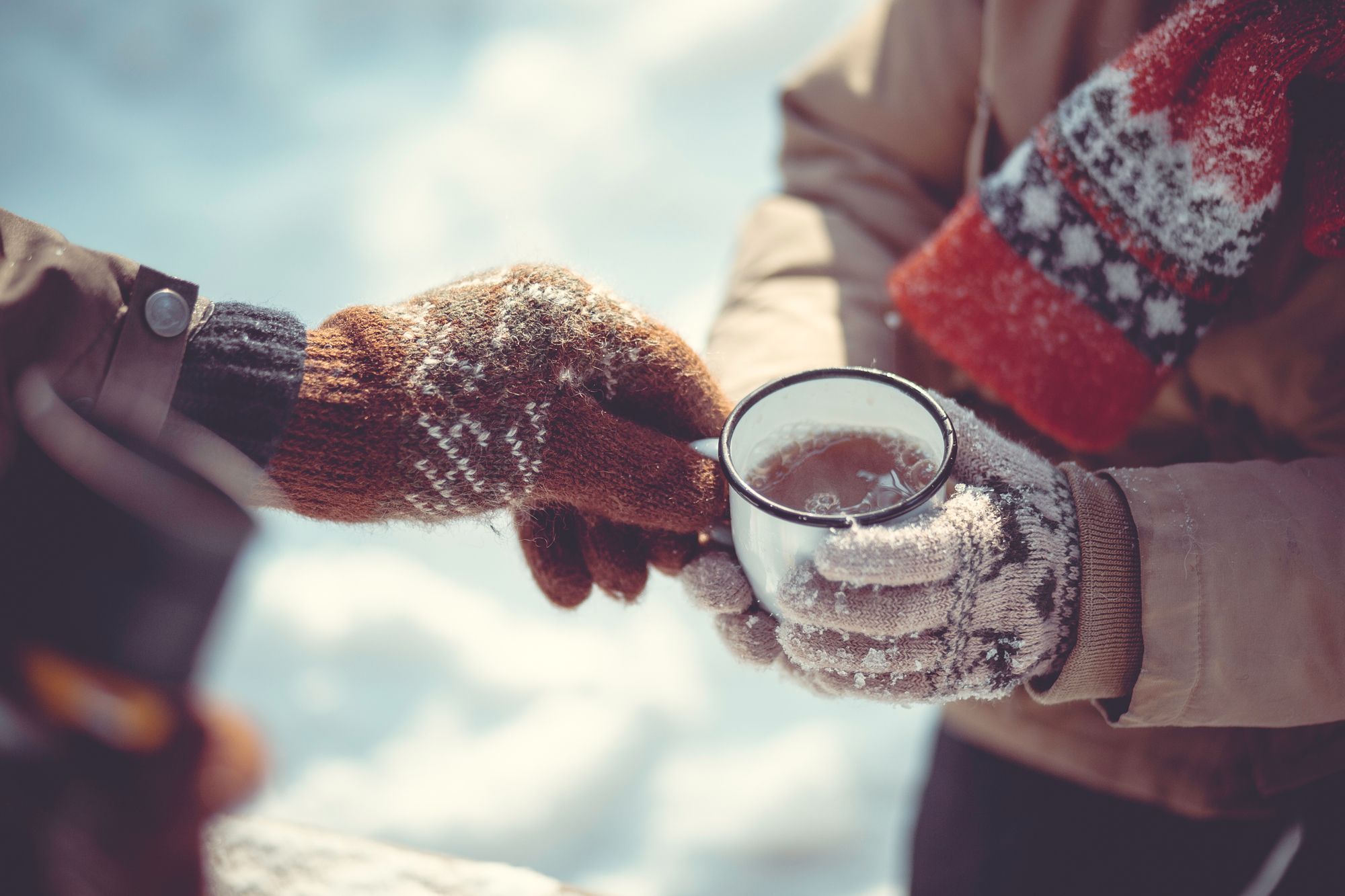 Сделай потеплее на улице. Чай зима. Кофе зима. Горячий чай на морозе. Кружка горячего чая зимой.