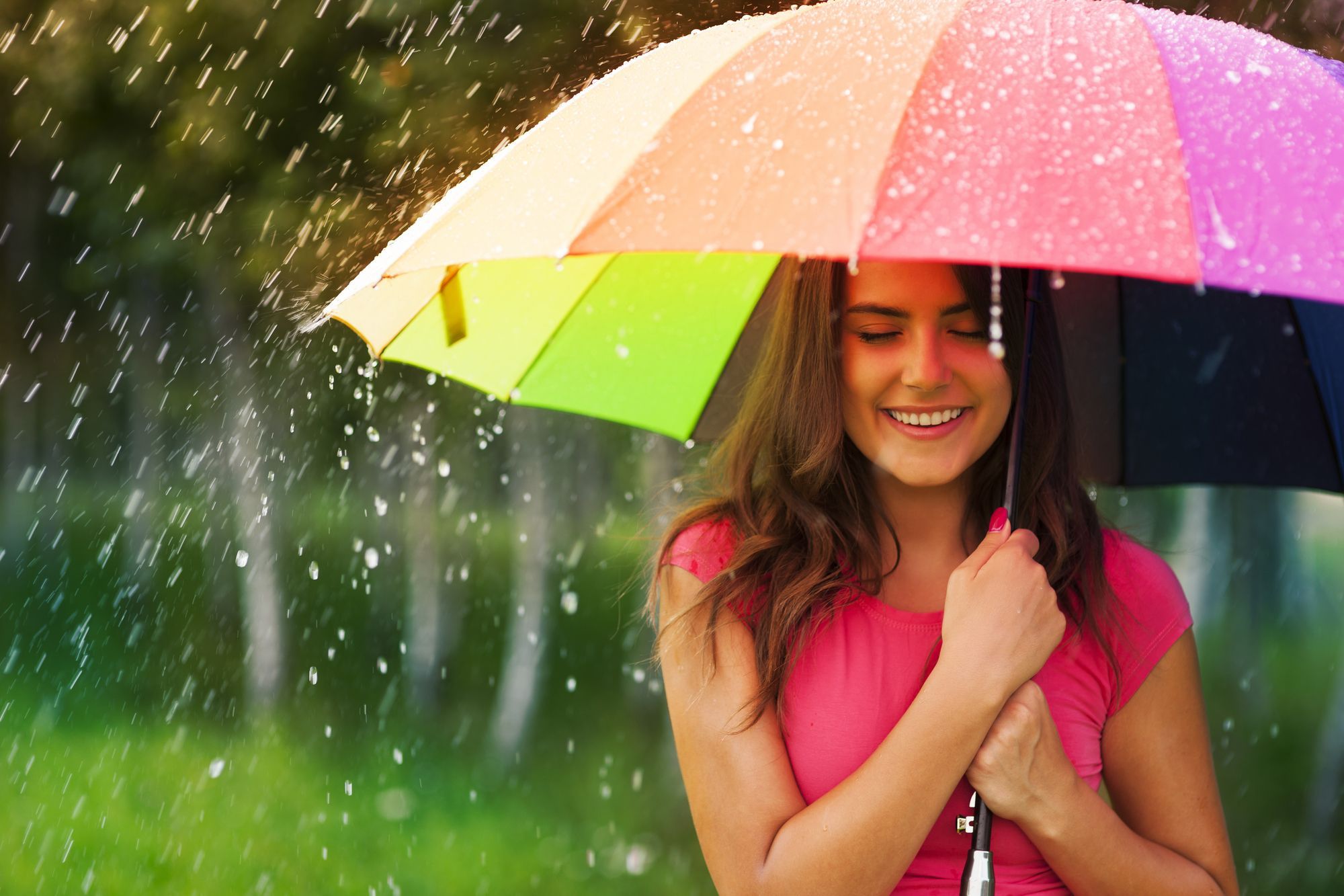 Вредный дождик. Девушка с зонтом. Девушка с зонтиком под дождем. Девочка под зонтиком. Красивая девушка с зонтом.
