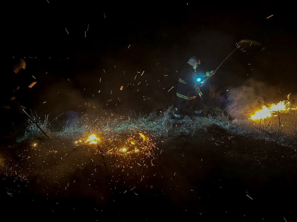 Осталося лише вуглисті відбитки минулого замість життя. У Вінницькій області знову спалахнули великі пожежі на обширних ділянках сухої рослинності, і це трапилося всього за 20 хвилин.