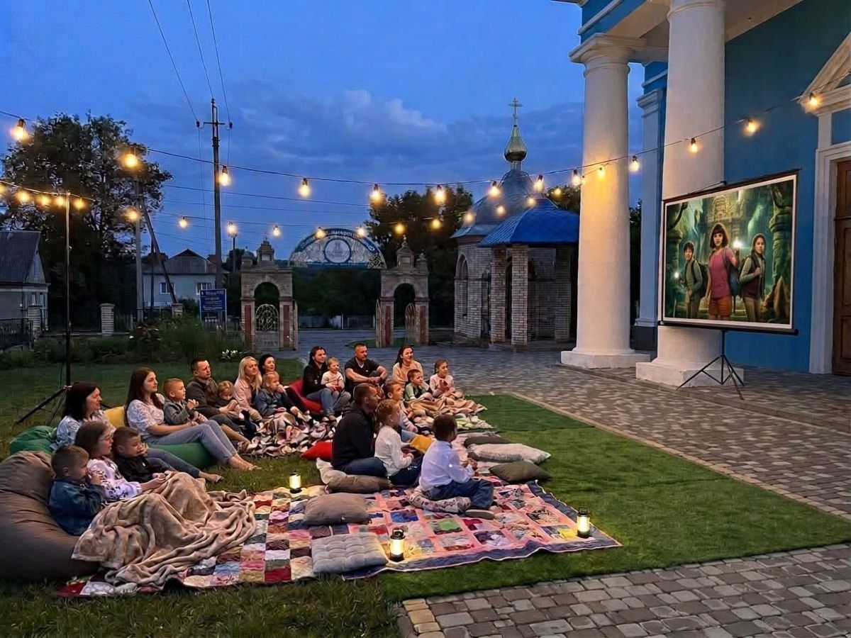 Показ фільмів для дітей та дорослих у храмі Успіння Пресвятої Богородиці ПЦУ на Вінниччині