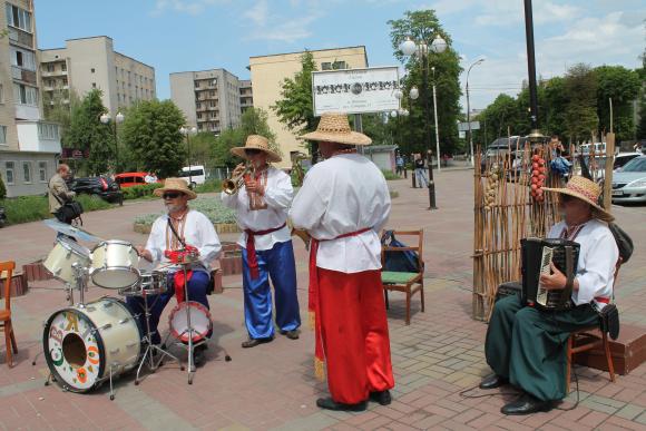 Про весільних музикантів біля вінницького РАЦСУ вже знають у Кабміні, фото №1 на сайті 20minut.ua