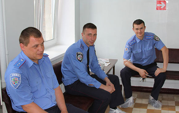 Вінницькі міліціонери здають кров для хворих діток, фото №1 на сайті 20minut.ua