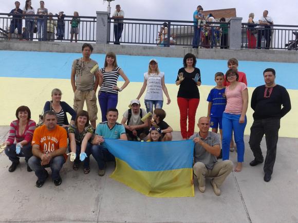 На набережній «Рошен» активісти намалювали прапор України, фото №6 на сайті 20minut.ua