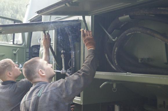 Вінницький 45 завод за вересень відремонтує 41 «Урал» для зони АТО, фото №1 на сайті 20minut.ua