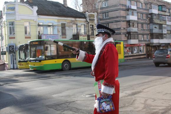 В центрі Вінниці замість людей у формі дорогу патрулював Дід Мороз, фото №1 на сайті 20minut.ua