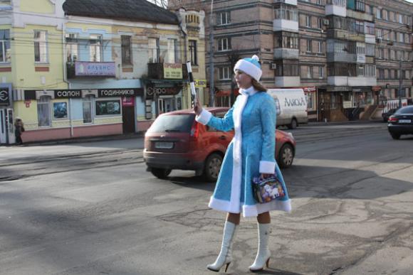 В центрі Вінниці замість людей у формі дорогу патрулював Дід Мороз, фото №3 на сайті 20minut.ua