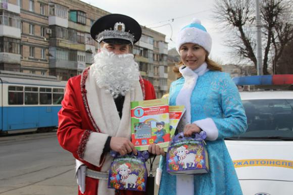 В центрі Вінниці замість людей у формі дорогу патрулював Дід Мороз, фото №2 на сайті 20minut.ua